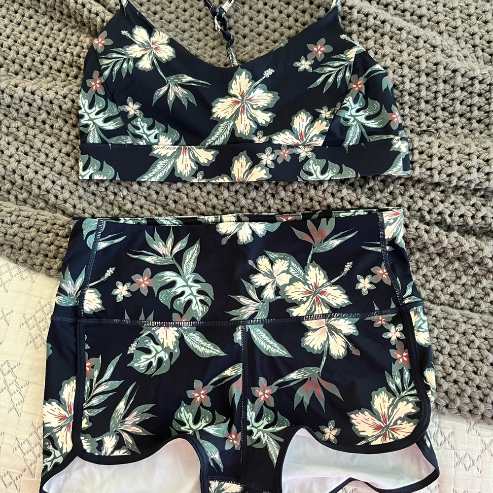 Vuori Floral Swim Set in Navy NWOT